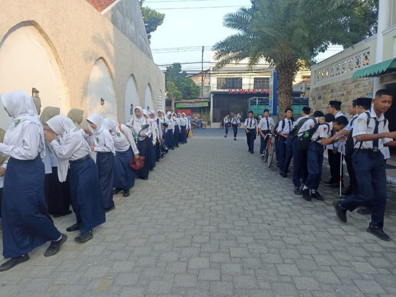 PAP-C:  Pagi Penuh Cinta. Budaya 5S:Salam, Sapa, Salim, Senyum, dan Sopan Mengawali Hari di MTSN 1 Kota Kediri. 
