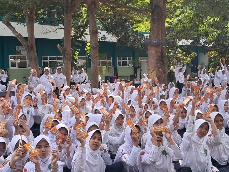 Selepas Senam Bersama, 1.090 Murid MTsN 1 Kota Kediri Nikmati Snack Gratis
