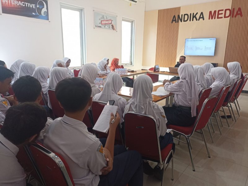 Belajar Literasi Digital Secara Langsung, Murid Super Class MTsN 1 Kota Kediri Kunjungi Andika Media