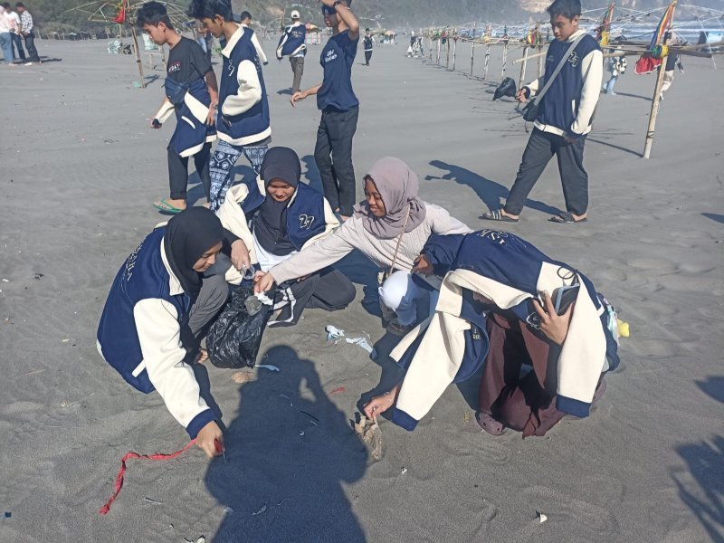 Askara Abhisena, Bersama Merawat Semesta: Gerakan Pungut Samapah di Pantai