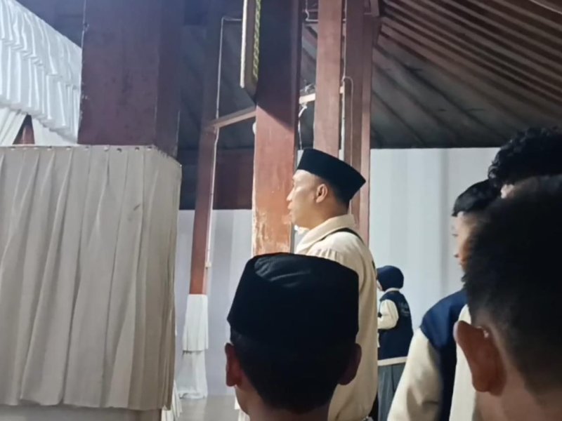 Pukul 02.00 Dini Hari, Murid MTsN 1 Kota Kediri Kirim Doa di Makam Sunan Bayat: Menyemai Panca Cinta dalam SKAL