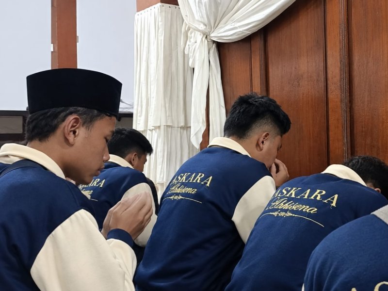 Pukul 02.00 Dini Hari, Murid MTsN 1 Kota Kediri Kirim Doa di Makam Sunan Bayat: Menyemai Panca Cinta dalam SKAL