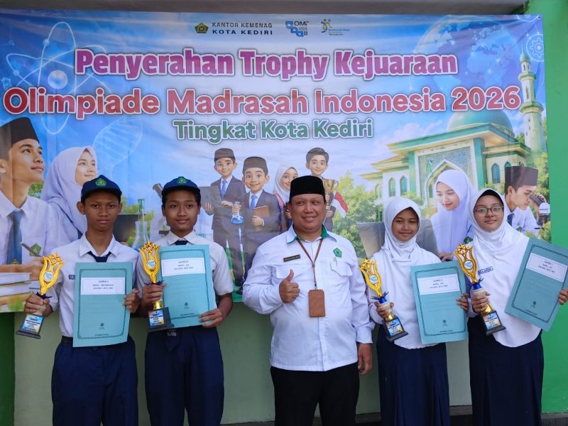 Trofi dan Piagam di Tangan, Empat Juara OMI MTsN 1 Kota Kediri Melaju ke Provinsi